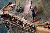 Bán mạng để xây đường nguy hiểm trên núi