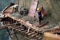 Bán mạng để xây đường nguy hiểm trên núi