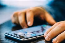 Lợi dụng bạn gái ngủ say, gã trai “khoắng sạch” nửa tỷ trong nháy mắt