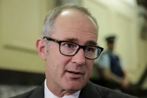 Bộ trưởng New Zealand xin từ chức vì gọi điện trên máy bay 