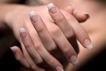 Mẹo giúp móng tay trắng hồng tự nhiên