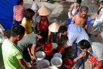 Đắng lòng cảnh dân Thủ Đô xếp hàng xách nước giữa ngày nắng nóng
