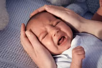 Bố giết con 4 tháng tuổi vì khóc nhiều: Lý giải nguyên nhân trẻ nhũ nhi quấy khóc