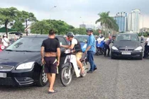 Xem dân phe “săn” xế hộp đại gia chèo kéo bán vé U19