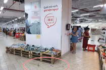 Phụ huynh vô tư cho con đi đại tiện trong siêu thị hiện đại