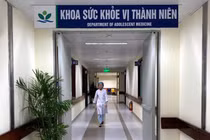 Con đóng cửa trong phòng cả ngày, mẹ chết lặng phát hiện điều khó tin