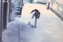 Bé trai 3 tuổi bị giẫm đạp trên phố gây phẫn nộ 