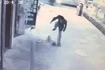 Bé trai 3 tuổi bị giẫm đạp trên phố gây phẫn nộ 