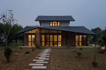 Nhà mái cong ở Hà Nội xuất hiện ấn tượng trên báo ngoại