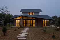 Nhà mái cong ở Hà Nội xuất hiện ấn tượng trên báo ngoại