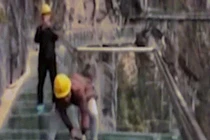 Video: Đây là công việc “giỡn mặt” tử thần nhất thế giới?