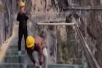 Video: Đây là công việc “giỡn mặt” tử thần nhất thế giới?