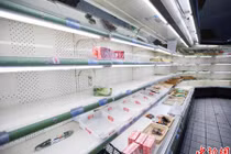 Siêu thị trống trơn vì dân ùn ùn mua hàng tránh bão