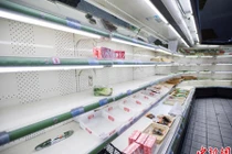 Siêu thị trống trơn vì dân ùn ùn mua hàng tránh bão