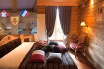 Bên trong khách sạn độc đáo nằm giữa biên giới hai nước