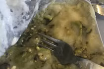 Sự thật giật mình những món ăn khủng khiếp nhất trên máy bay