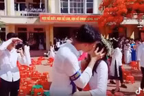 Nam sinh 'cả gan' hôn crush ngay giữa sân trường sau lễ bế giảng