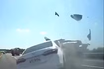 Thót tim bé trai bị hất văng ra khỏi ô tô rồi lồm cồm bò dậy