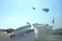 Thót tim bé trai bị hất văng ra khỏi ô tô rồi lồm cồm bò dậy