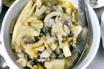 Rợn người với đặc sản nòng nọc nấu măng xứ Thanh