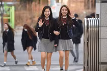 Nét trẻ trung, đáng yêu của sao Hàn khi mặc đồng phục đến trường