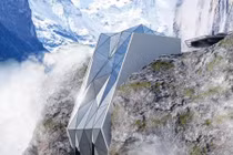 Thót tim khách sạn cheo leo trên vách núi cao nhất châu Âu