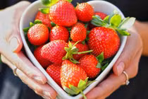 Da đẹp, tóc suôn mượt chỉ bằng vài quả dâu tây 