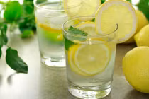 Lợi ích tuyệt vời khi uống nước chanh ấm