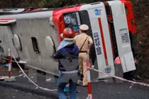 Vụ xe khách tông nhau ở Đà Lạt: Khẩn trương cứu chữa nạn nhân