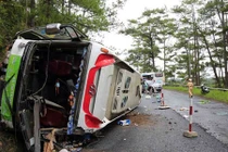 Thảm khốc hiện trường xe khách tông nhau ở Đà Lạt