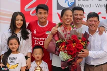 Chân dung và gu thời trang của bạn gái xinh đẹp trung vệ Bùi Tiến Dũng