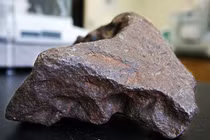 Viên thiên thạch trị giá hơn 100.000 USD dùng để... chặn cửa