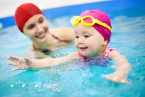 Lưu ý khi đi bơi ngày nắng nhất định phải biết nếu không muốn mang họa vào thân