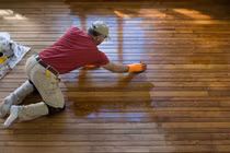 Mẹo lau sàn gỗ sáng bóng, sạch tinh tươm