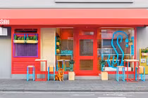 Bên trong nhà hàng thức ăn nhanh lòe loẹt