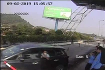 Cảnh sát xử lý nhóm người gây rối ở trạm thu phí ngày Tết