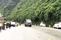 Xe đầu kéo gây tai nạn liên hoàn trên QL9, 4 người bị thương