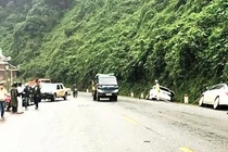 Xe đầu kéo gây tai nạn liên hoàn trên QL9, 4 người bị thương