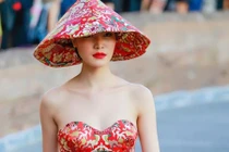 Hoa hậu Thùy Dung mặc áo dài giống Trung Quốc