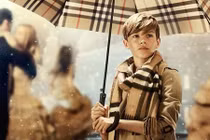 Doanh thu tăng khủng nhờ con trai Beckham đóng quảng cáo