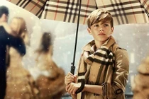 Doanh thu tăng khủng nhờ con trai Beckham đóng quảng cáo