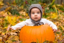 Tan chảy với ảnh em bé trong bí ngô siêu dễ thương