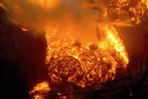 Mỹ sơ tán cả một thị trấn vì lật tàu chở dầu