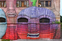 Nhà cực độc với mặt tiền vẽ 25 khuôn mặt 