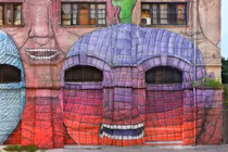 Nhà cực độc với mặt tiền vẽ 25 khuôn mặt 