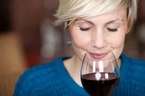 Không ngờ uống vang đỏ lại ngừa được nhiều bệnh hiểm nghèo