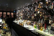 Hình ảnh hộp đêm tỷ phú Playboy mất 69 tỷ trong 3 giờ