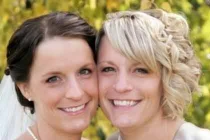 Cặp song sinh kiên cường chiến thắng ung thư