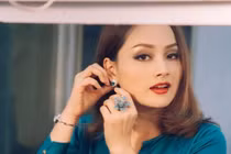 Không ngờ “Nàng dâu order” ngoài đời ăn mặc trẻ trung, điệu đà đến vậy