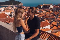 Đừng biện minh, đánh vợ con đích thị người chồng hèn!